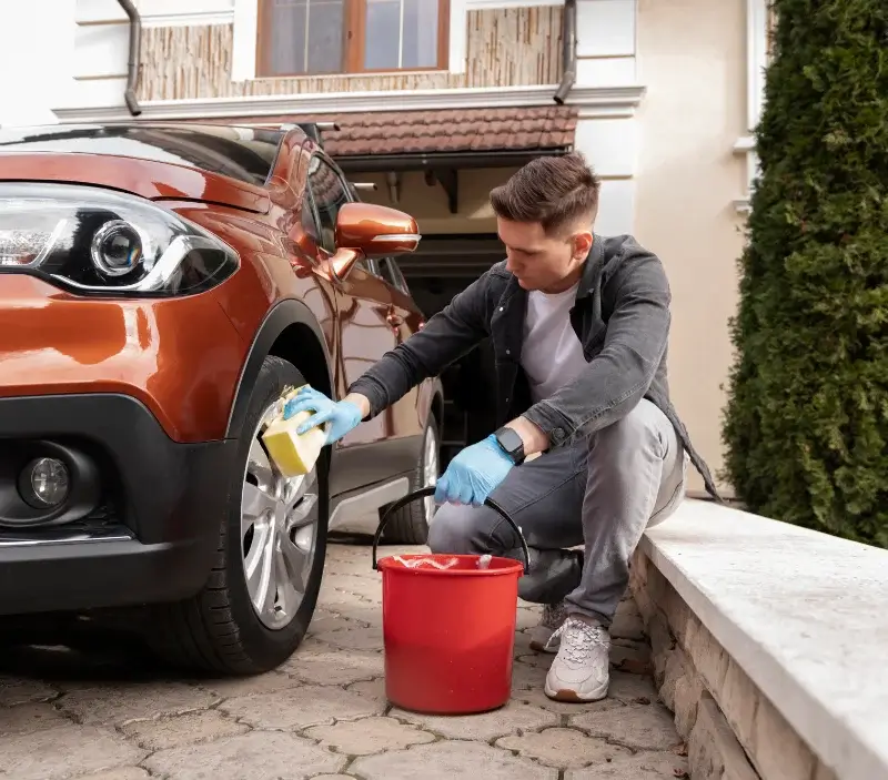 Lavage auto à domicile Bouzel : professionnel intervenant sur un véhicule